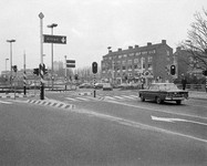 855349 Gezicht op de kruising van de Vleutenseweg (voorgrond) met de Thomas à Kempisweg 1) te Utrecht. De kruising ...